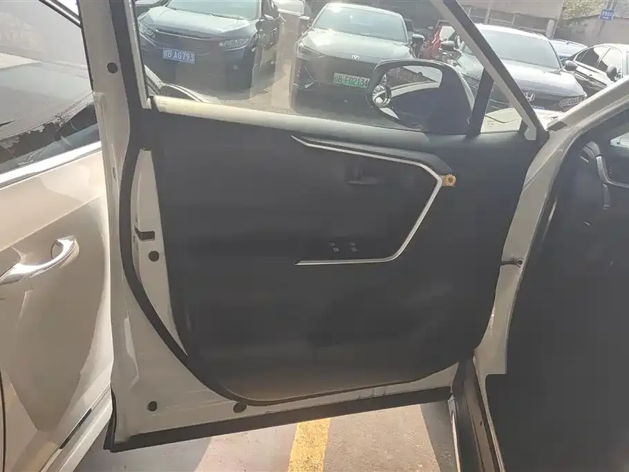 Toyota RAV4 — фото 10
