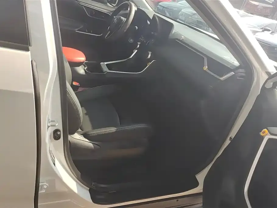 Toyota RAV4 — фото 5