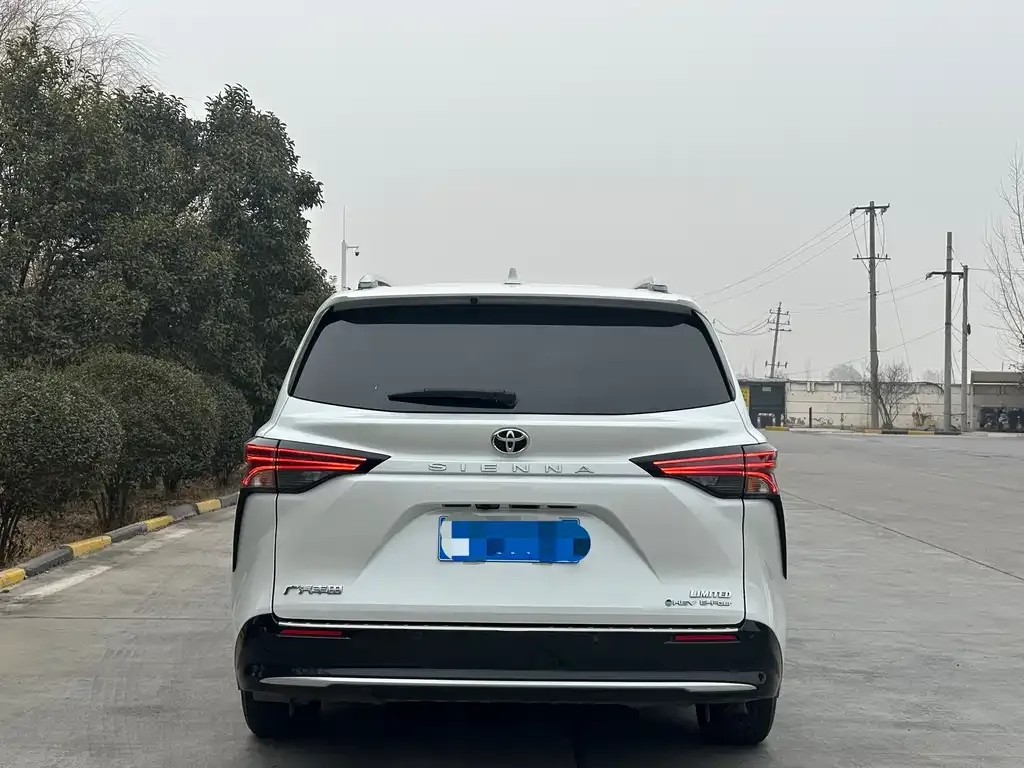 Toyota Sienna — фото 4