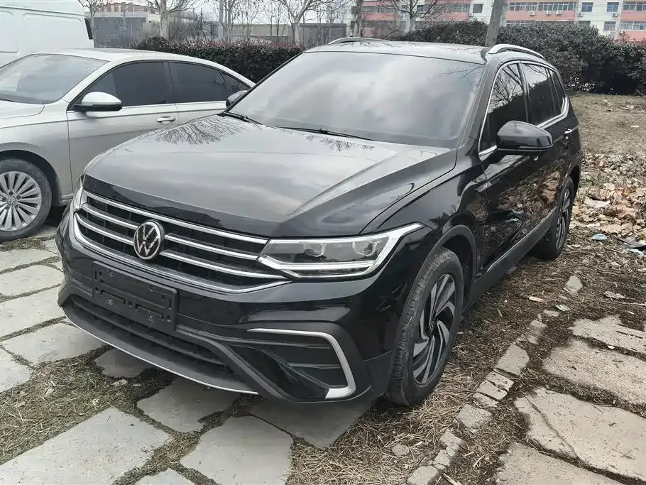 Volkswagen Tiguan L — фото 1