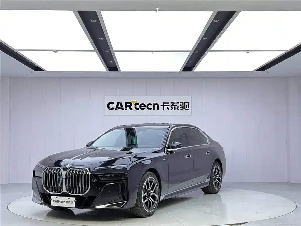 BMW 7 Series — фото 1