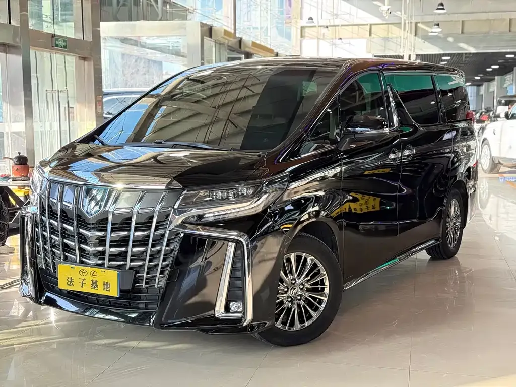 Toyota Alphard — фото 1