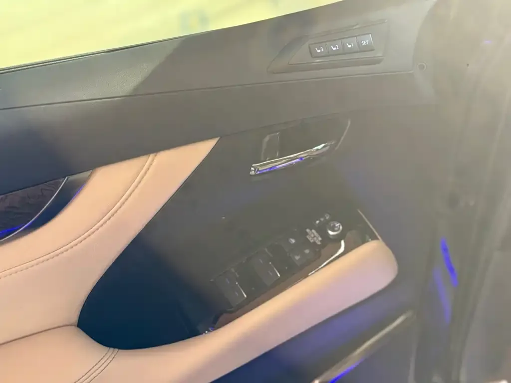 Toyota Alphard — фото 2