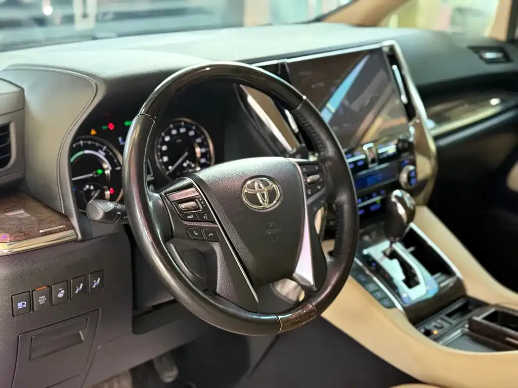 Toyota Alphard — фото 8