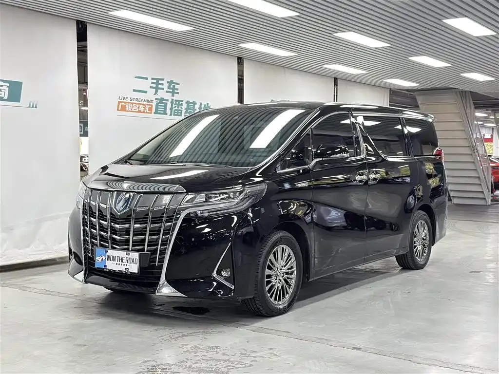 Toyota Alphard — фото 1