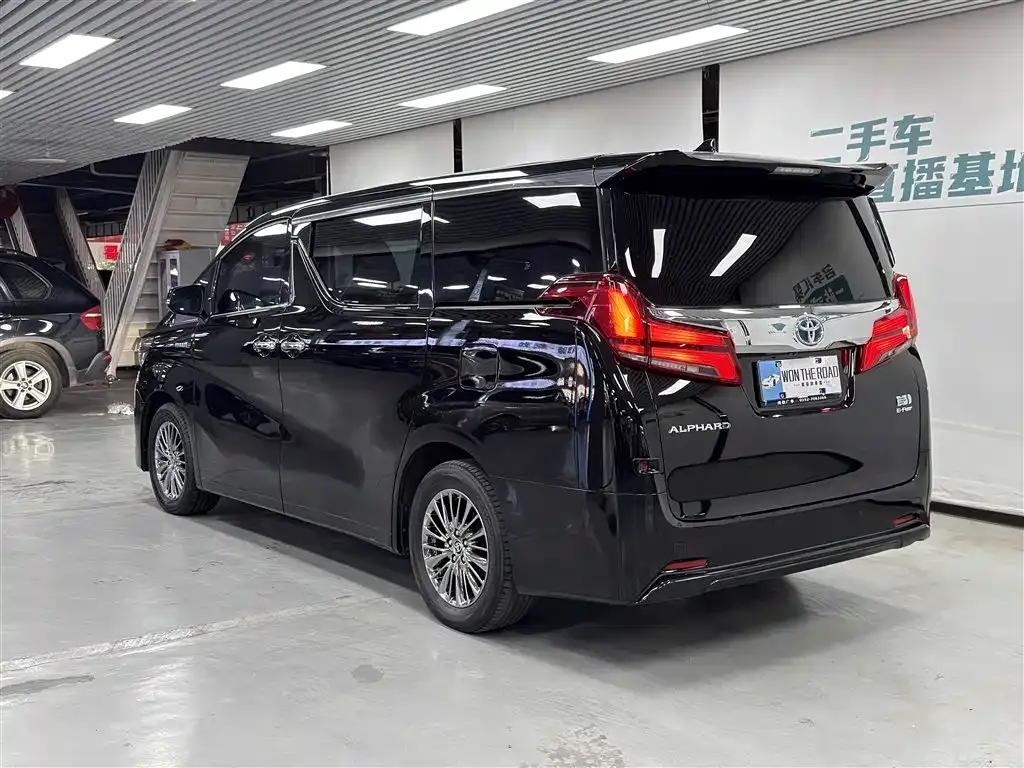 Toyota Alphard — фото 9