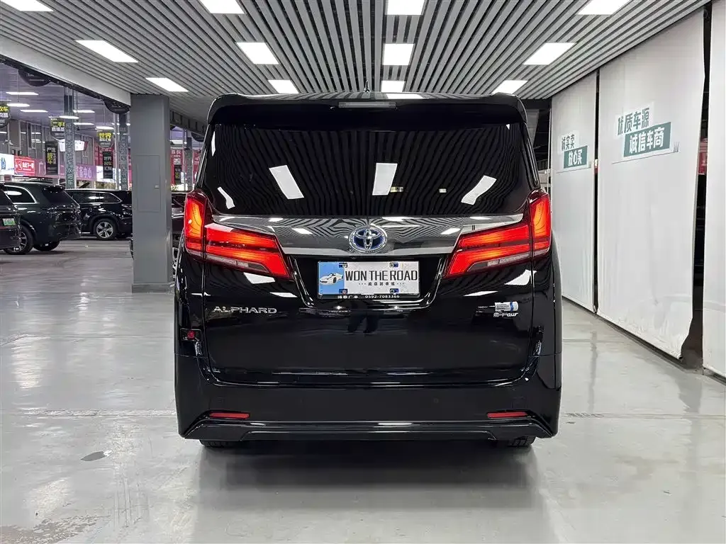Toyota Alphard — фото 3