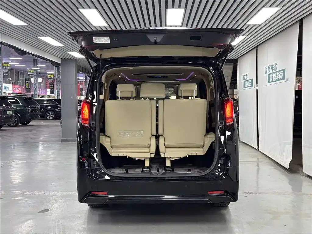Toyota Alphard — фото 4