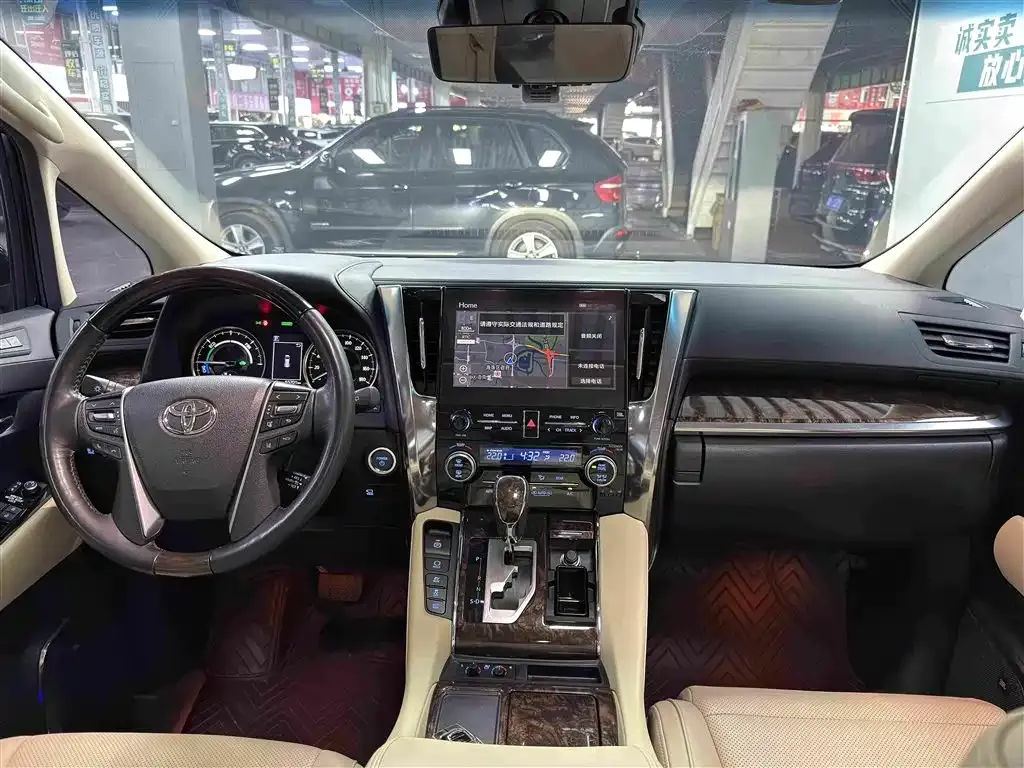 Toyota Alphard — фото 2