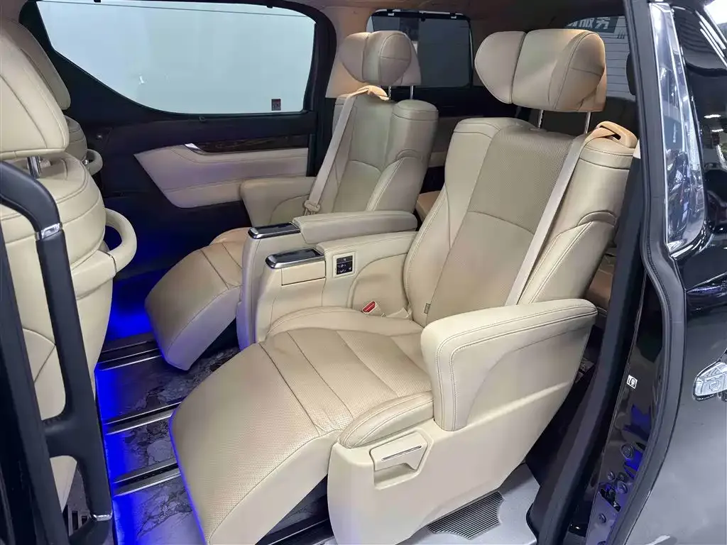 Toyota Alphard — фото 7