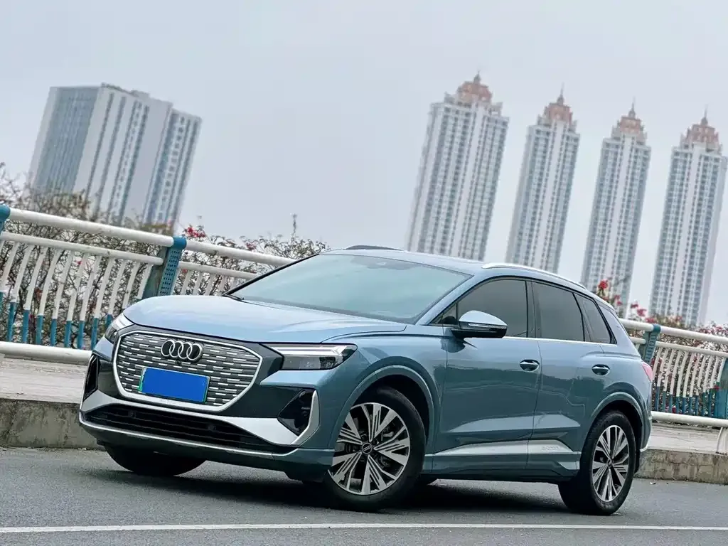 Audi Q4 e-tron — фото 1