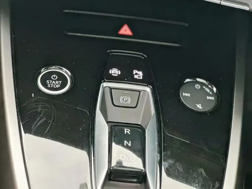 Audi Q4 e-tron — фото 3