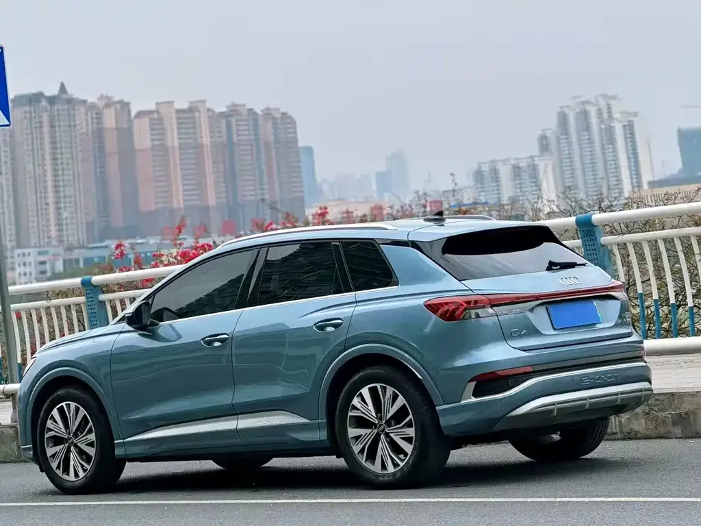 Audi Q4 e-tron — фото 8