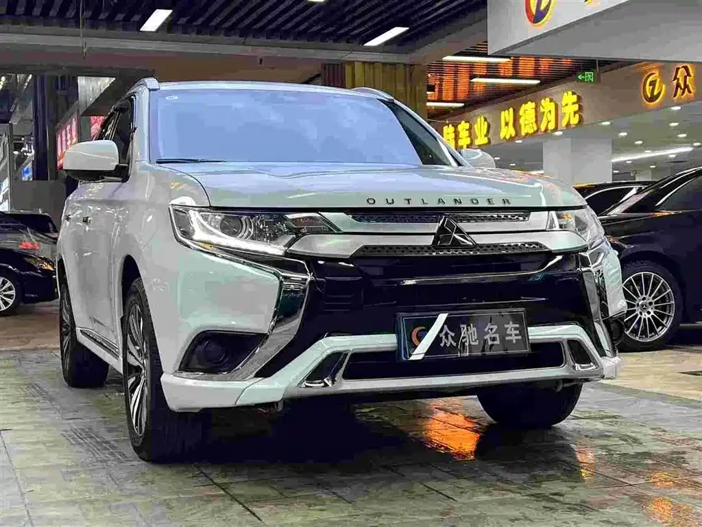 Mitsubishi Outlander — фото 1