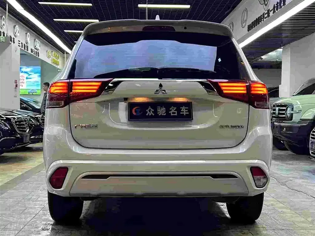 Mitsubishi Outlander — фото 2