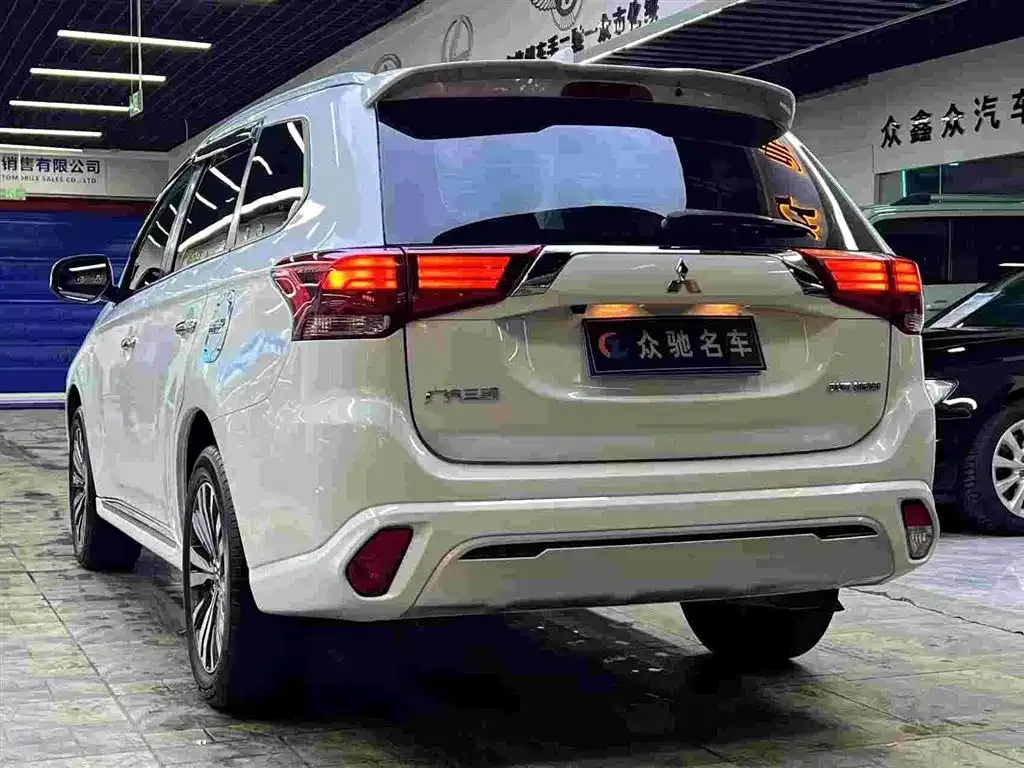 Mitsubishi Outlander — фото 9