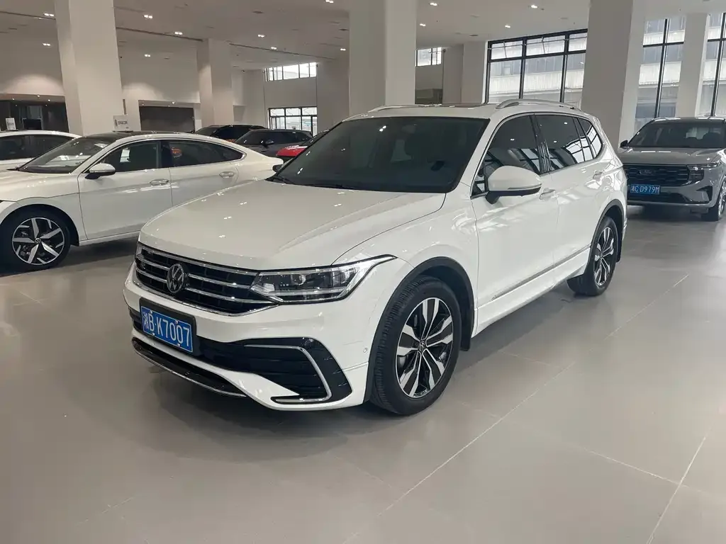 Volkswagen Tiguan L — фото 1