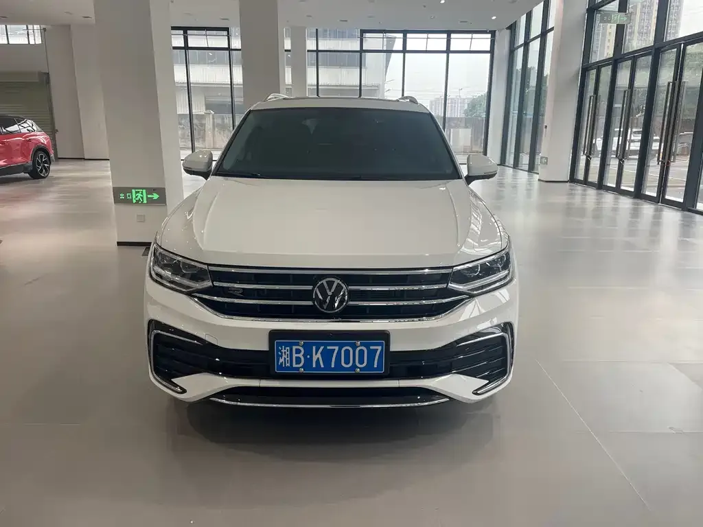 Volkswagen Tiguan L — фото 6