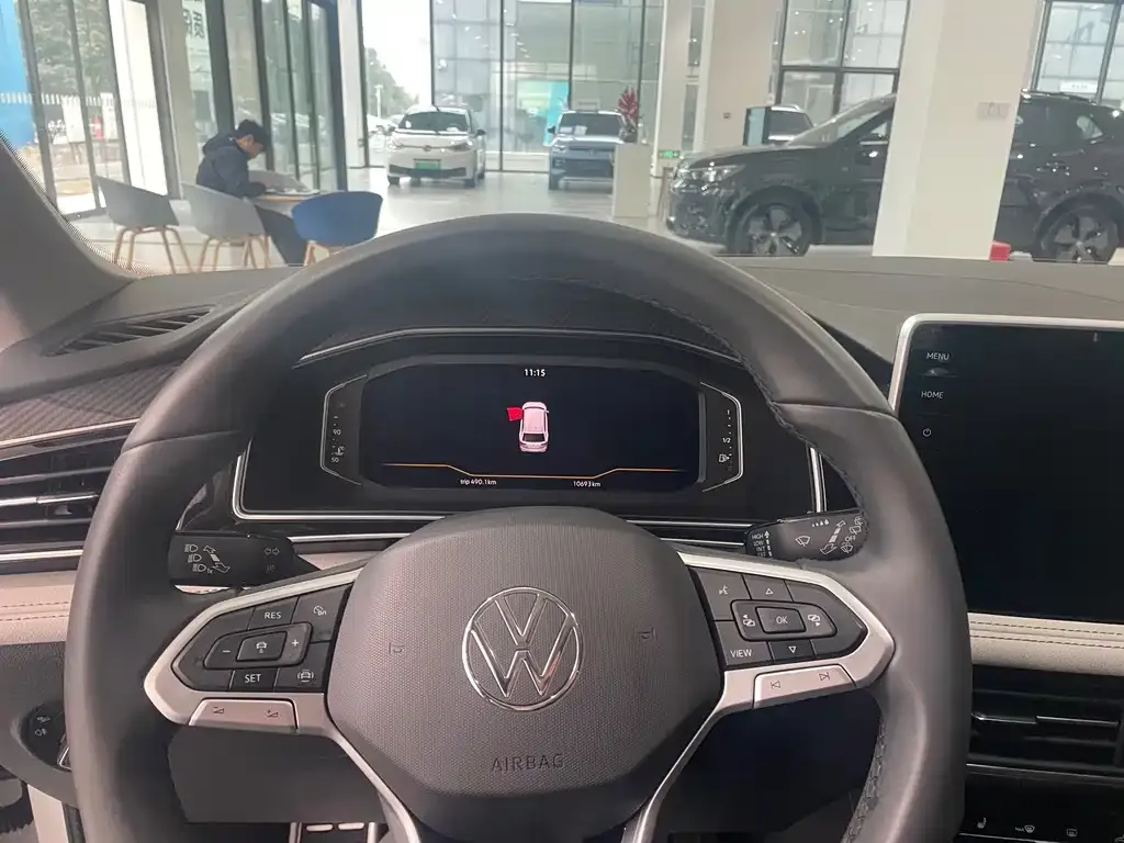 Volkswagen Tiguan L — фото 4