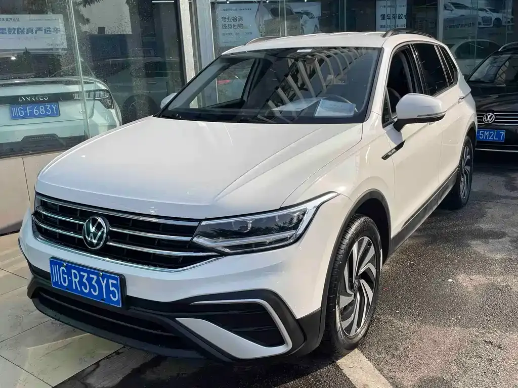Volkswagen Tiguan L — фото 1