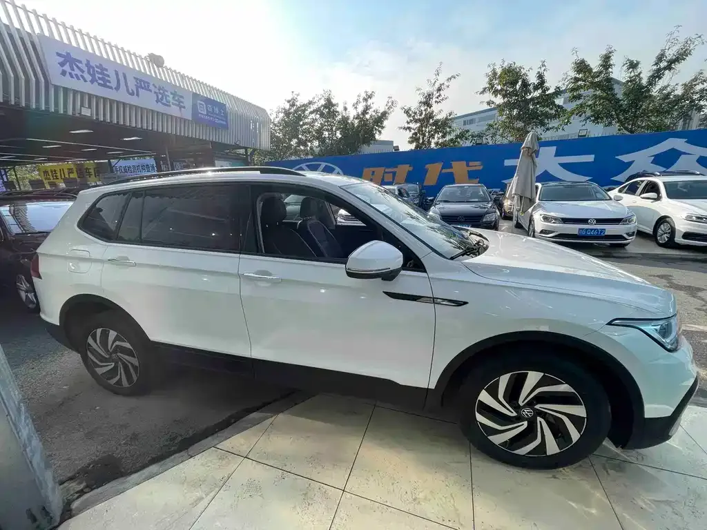 Volkswagen Tiguan L — фото 8