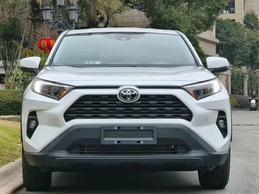 Toyota RAV4 — фото 1