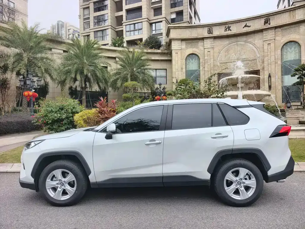 Toyota RAV4 — фото 7