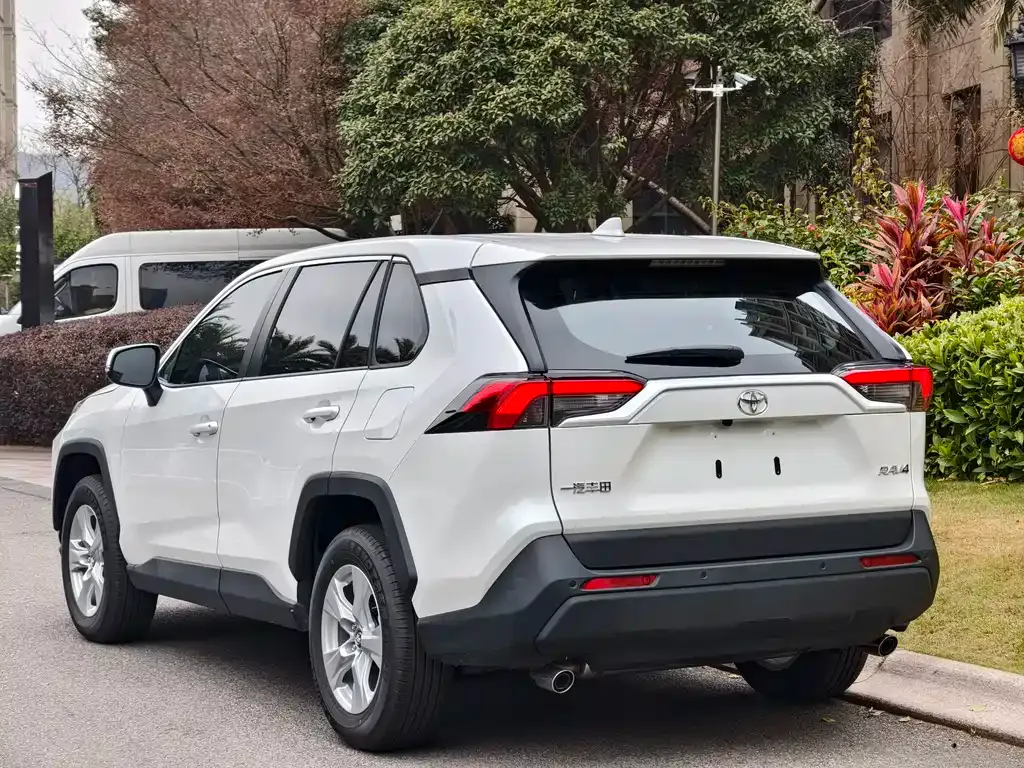 Toyota RAV4 — фото 10
