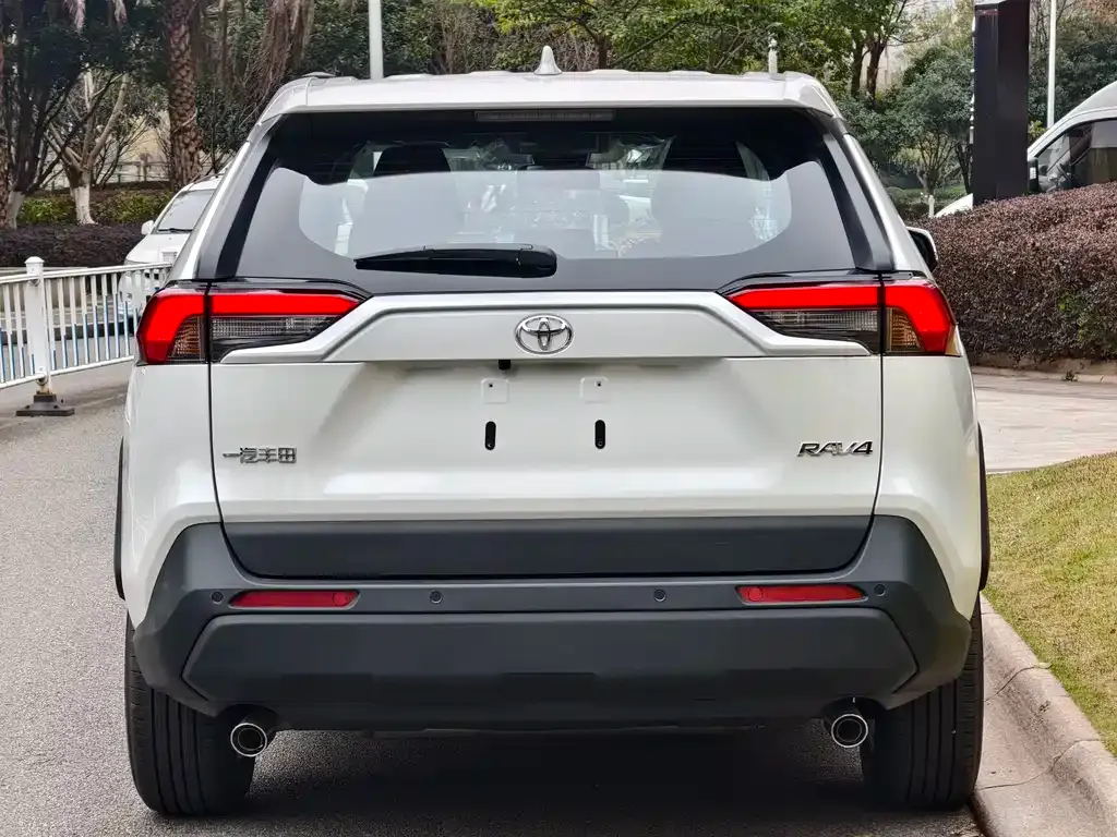 Toyota RAV4 — фото 6