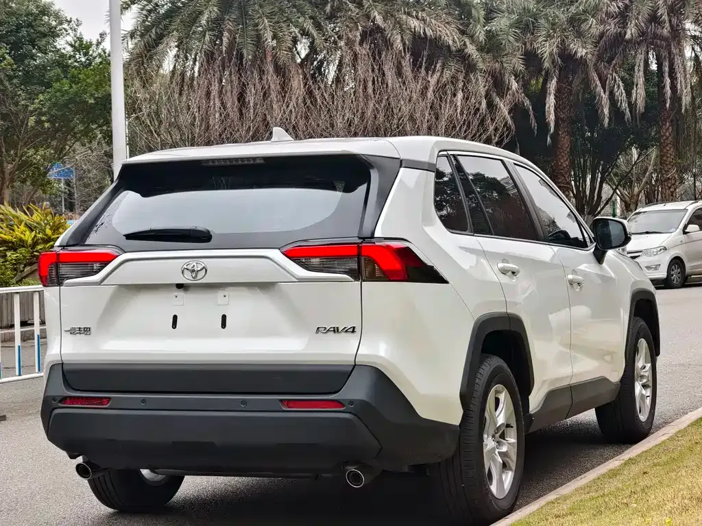 Toyota RAV4 — фото 5