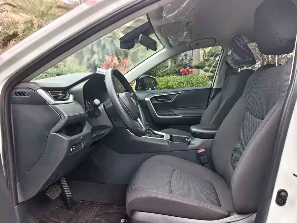 Toyota RAV4 — фото 2