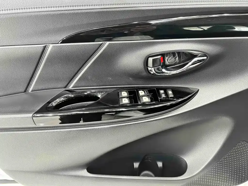 Toyota Yaris L — фото 10