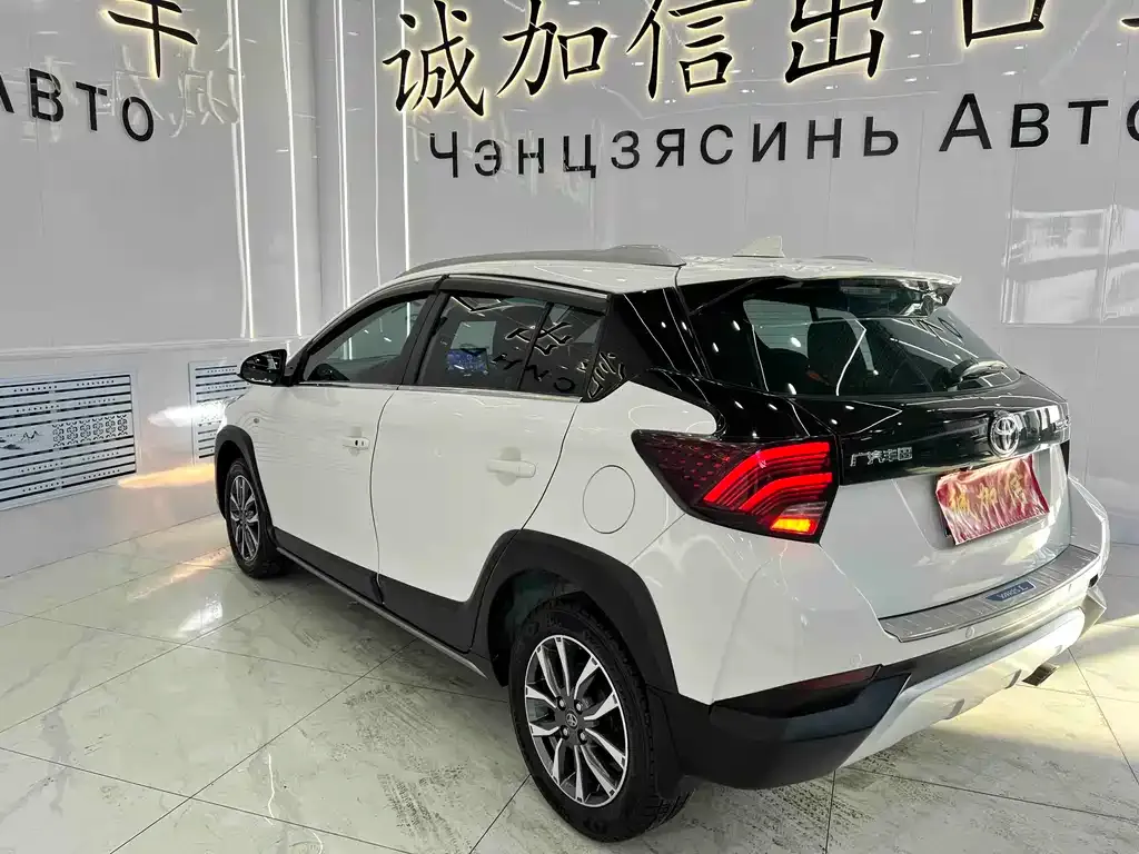 Toyota Yaris L — фото 4