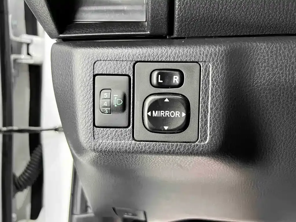 Toyota Yaris L — фото 8