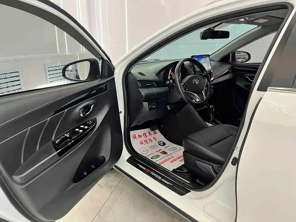 Toyota Yaris L — фото 2