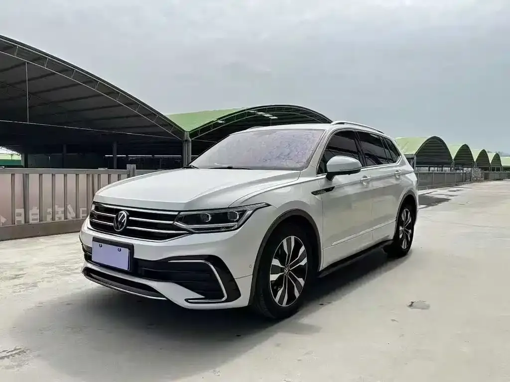 Volkswagen Tiguan L — фото 1