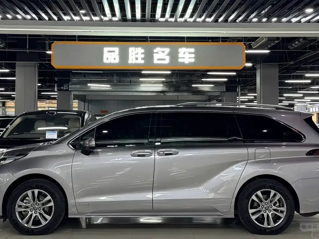 Toyota Sienna — фото 3