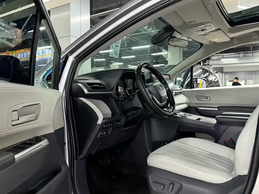 Toyota Sienna — фото 6