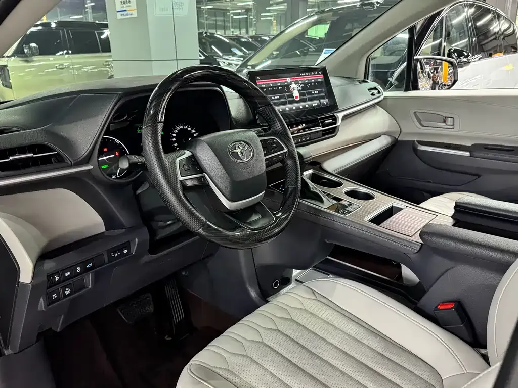 Toyota Sienna — фото 10