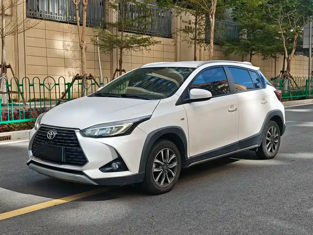 Toyota Yaris L — фото 1