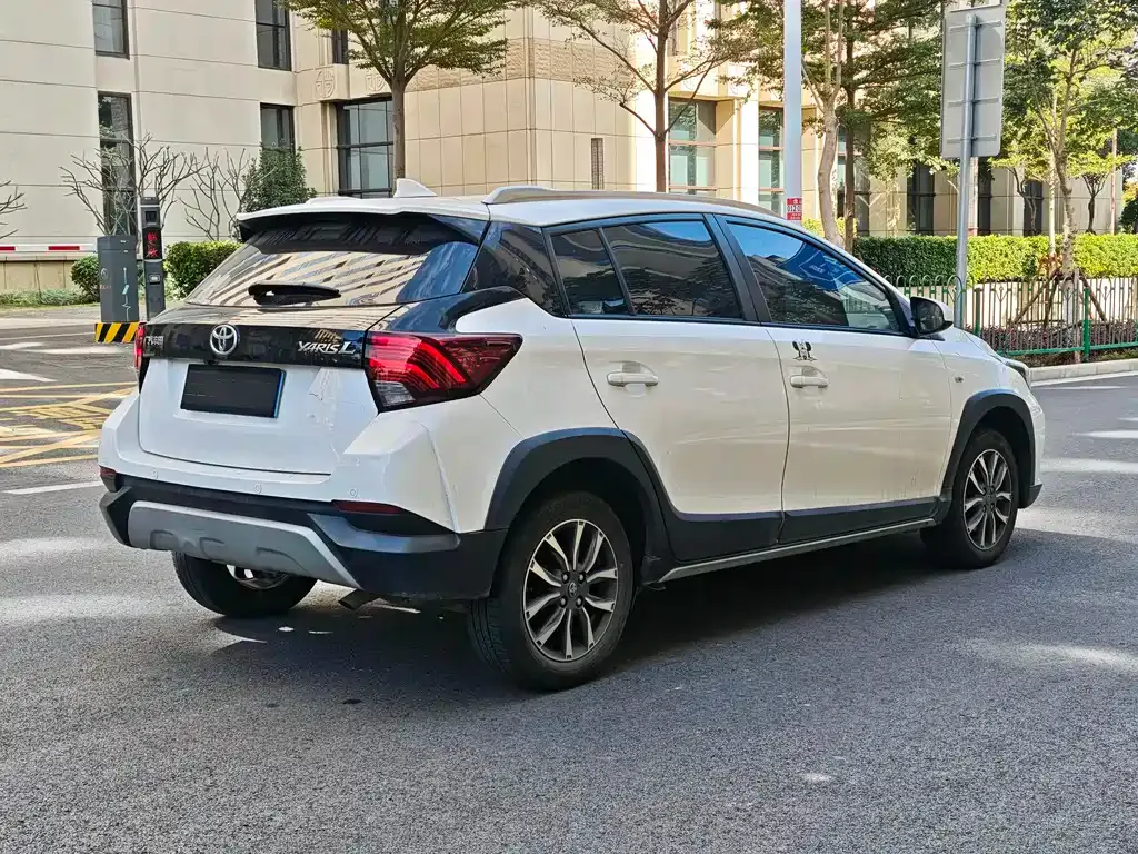 Toyota Yaris L — фото 5