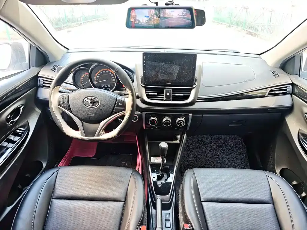 Toyota Yaris L — фото 7