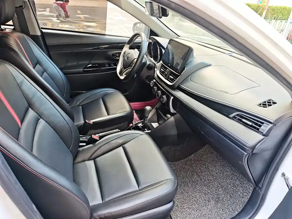Toyota Yaris L — фото 2