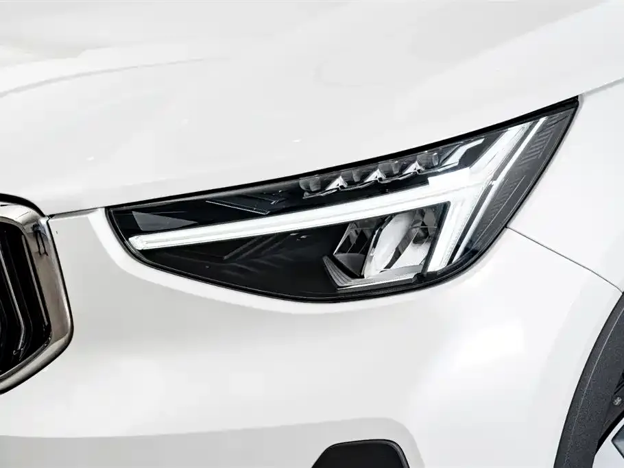 Volvo XC40 — фото 6