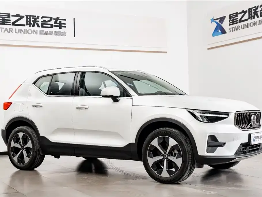 Volvo XC40 — фото 10