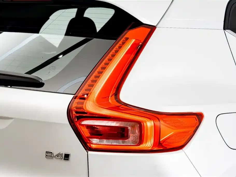 Volvo XC40 — фото 8