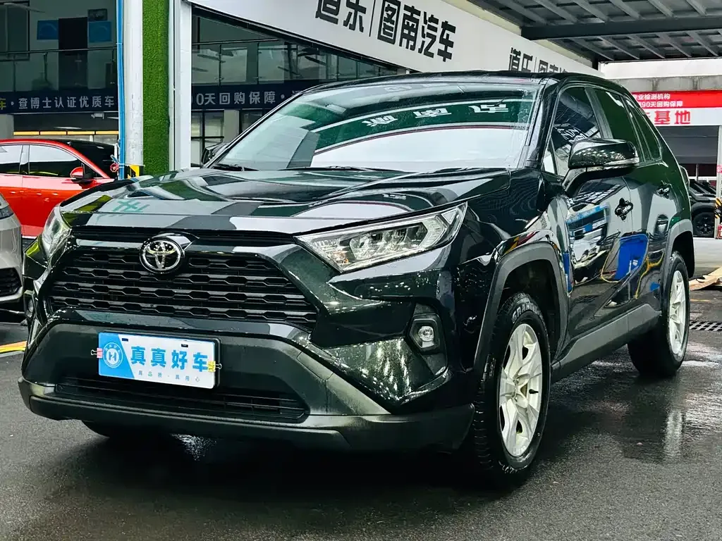 Toyota RAV4 — фото 1