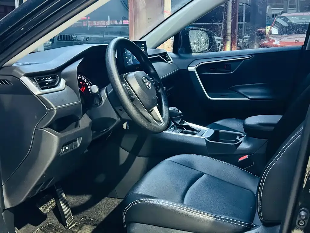 Toyota RAV4 — фото 6