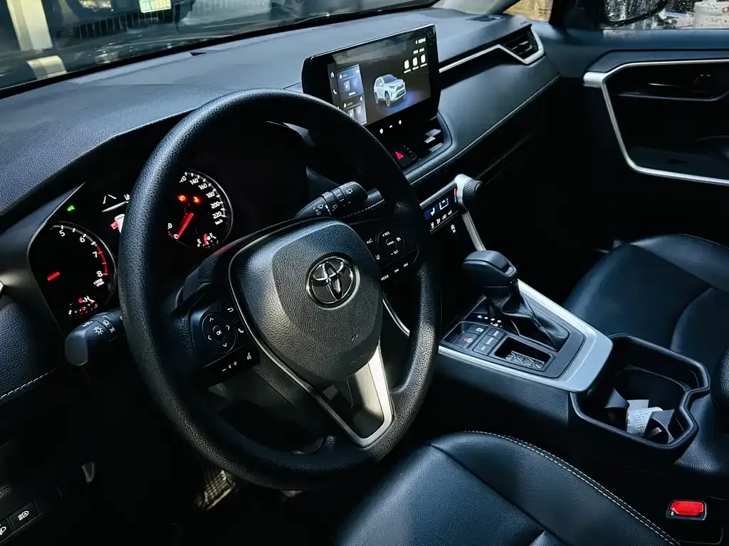 Toyota RAV4 — фото 4