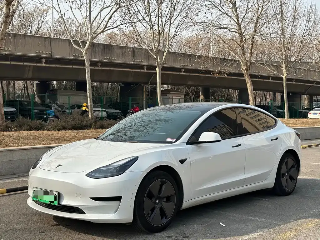 Tesla Model 3 — фото 1